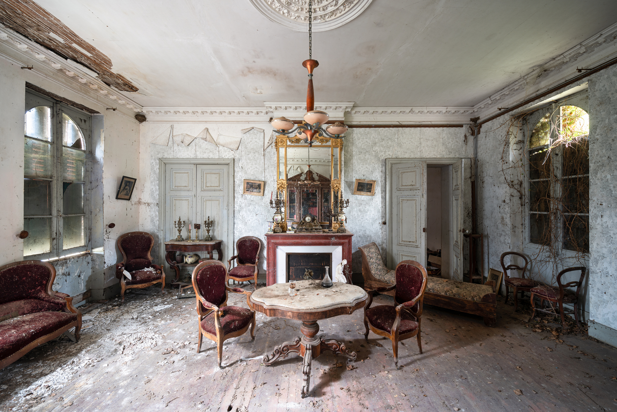 Le Fantôme d'à Côté - Abanboned manor still fully furnished, France