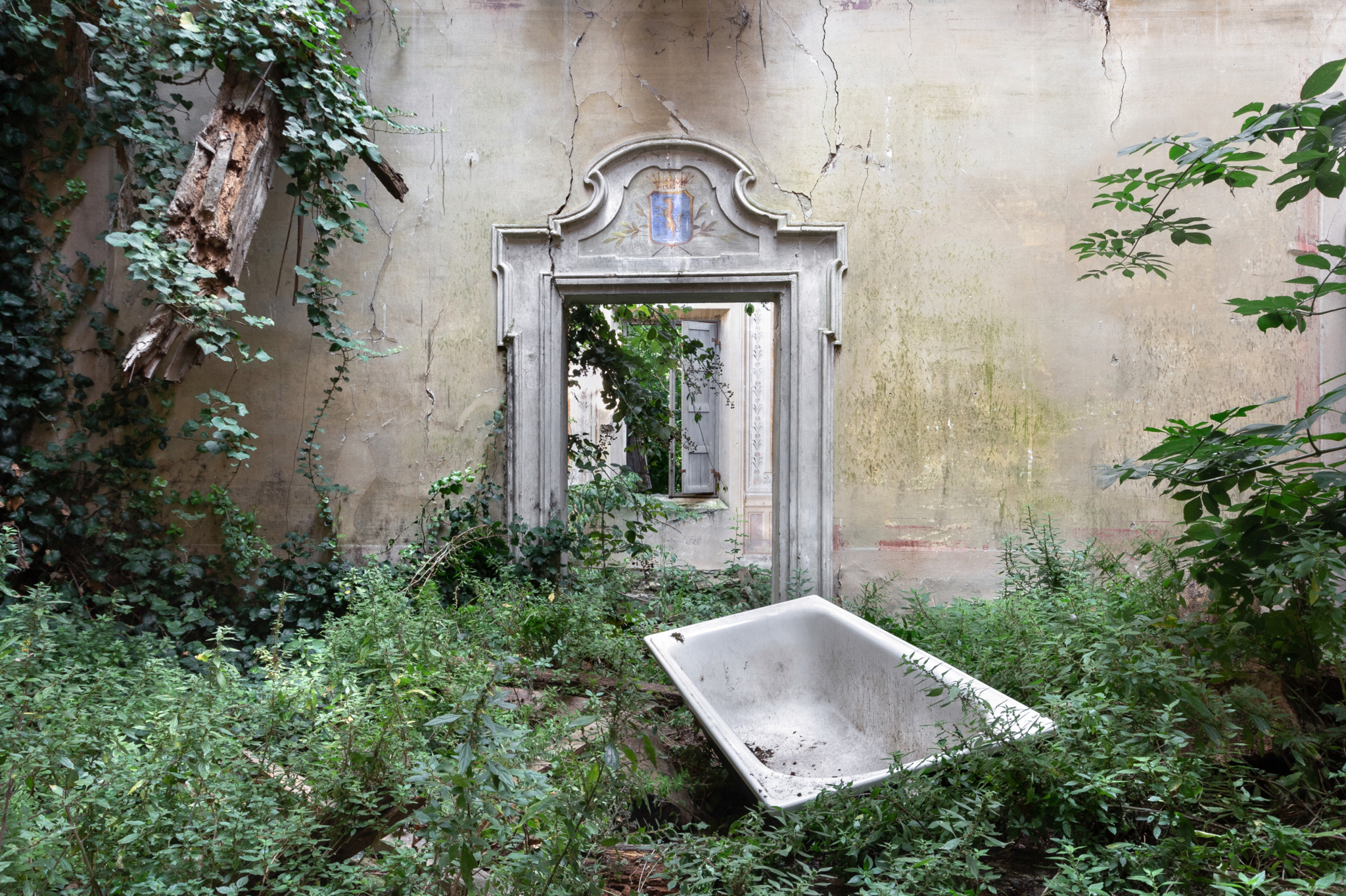 Queen's Garden - Abandoned villa, Italy