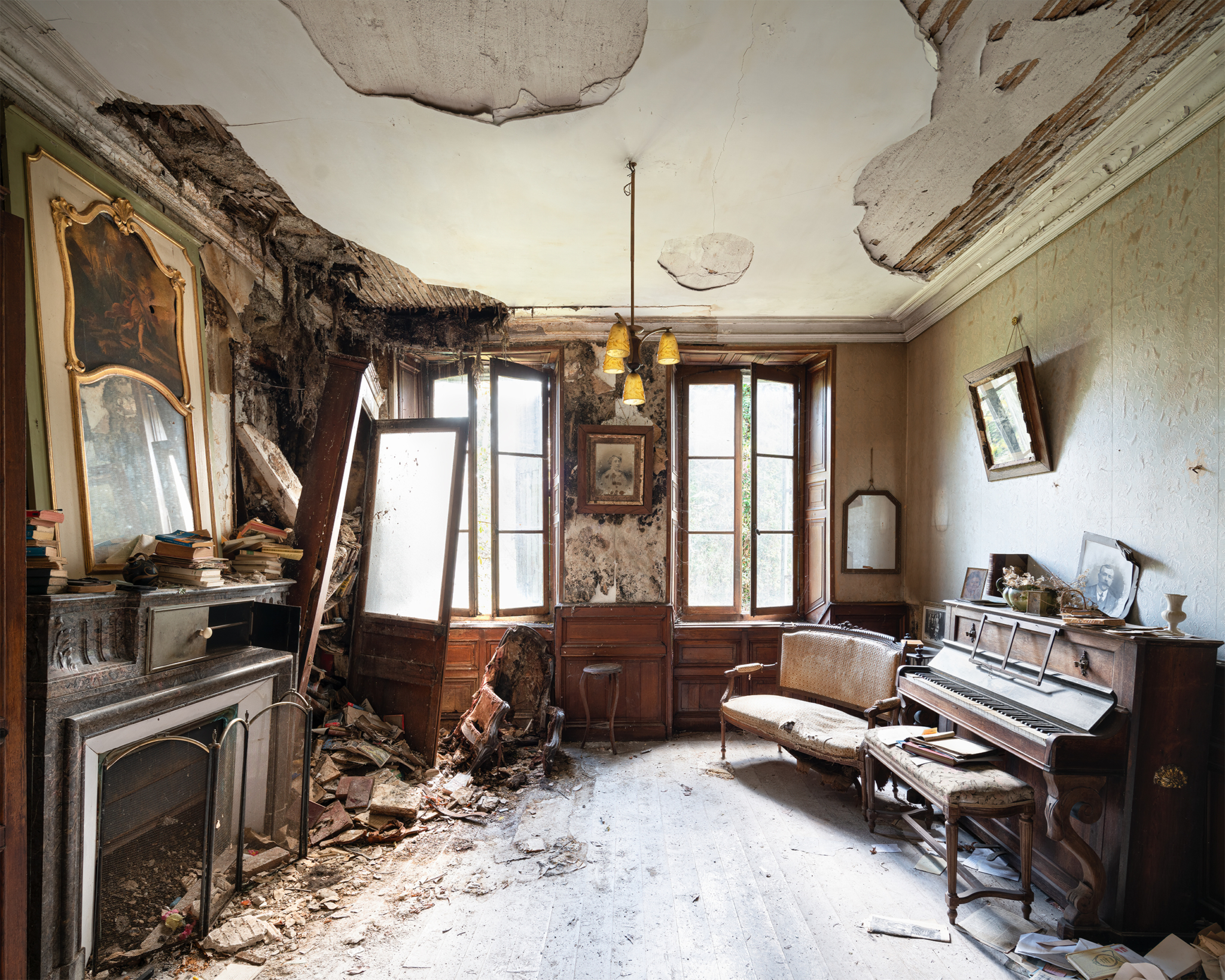 Reliques du Passé - Abanboned manor still fully furnished, France