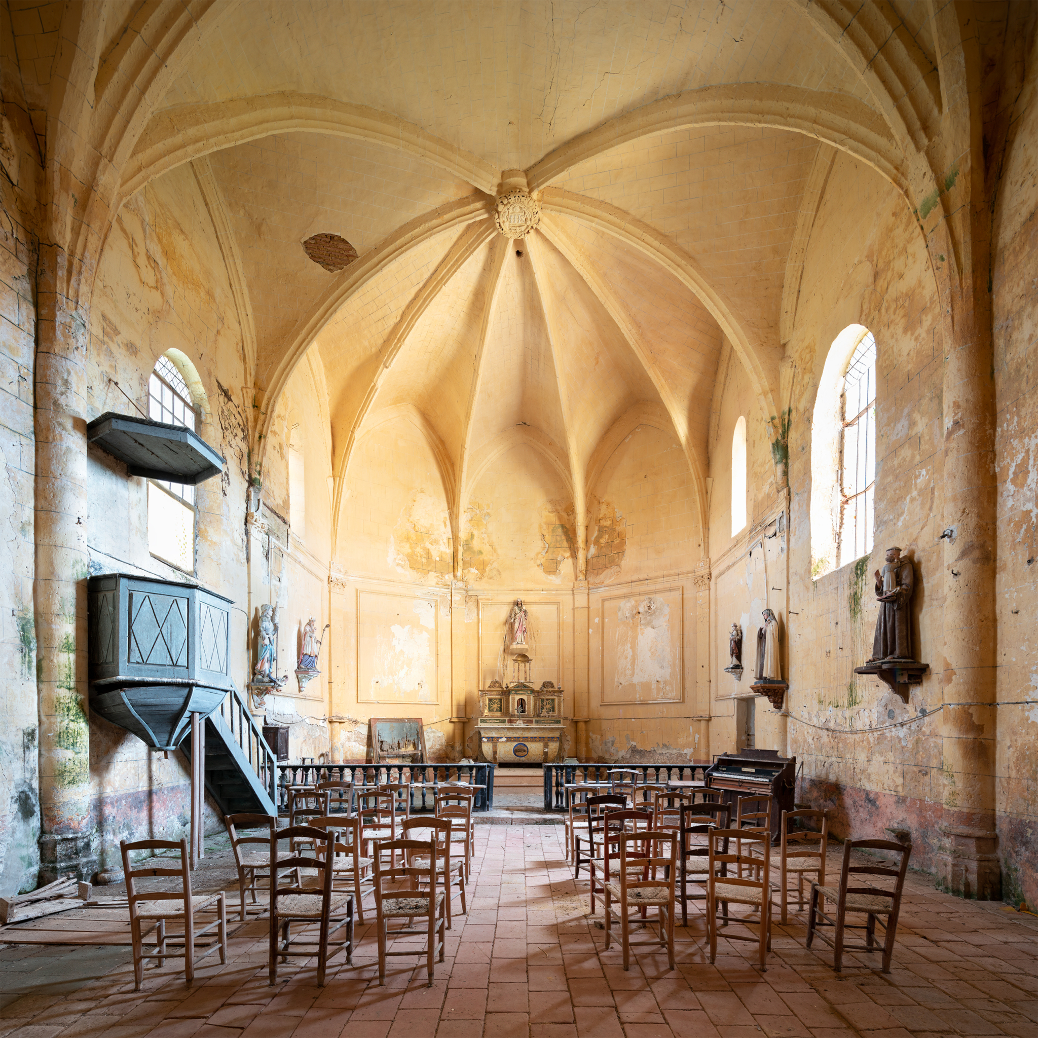 Stunning yellow forgotten chapel in the south of France