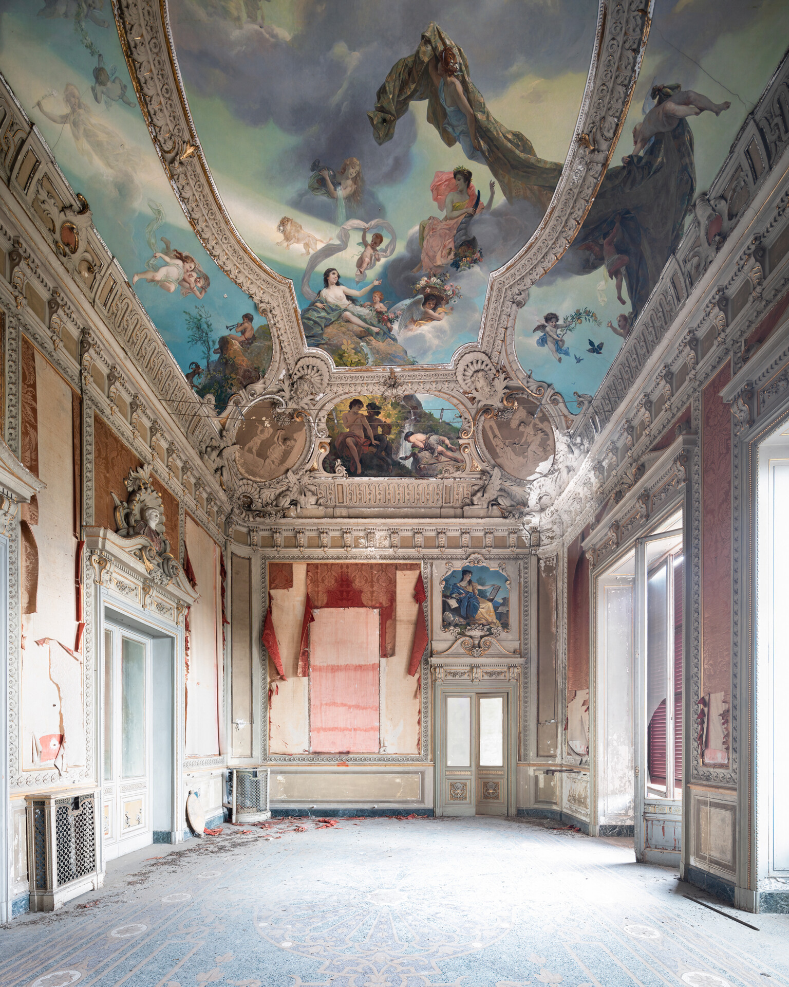 Félicité - Abandoned Palace in Italy