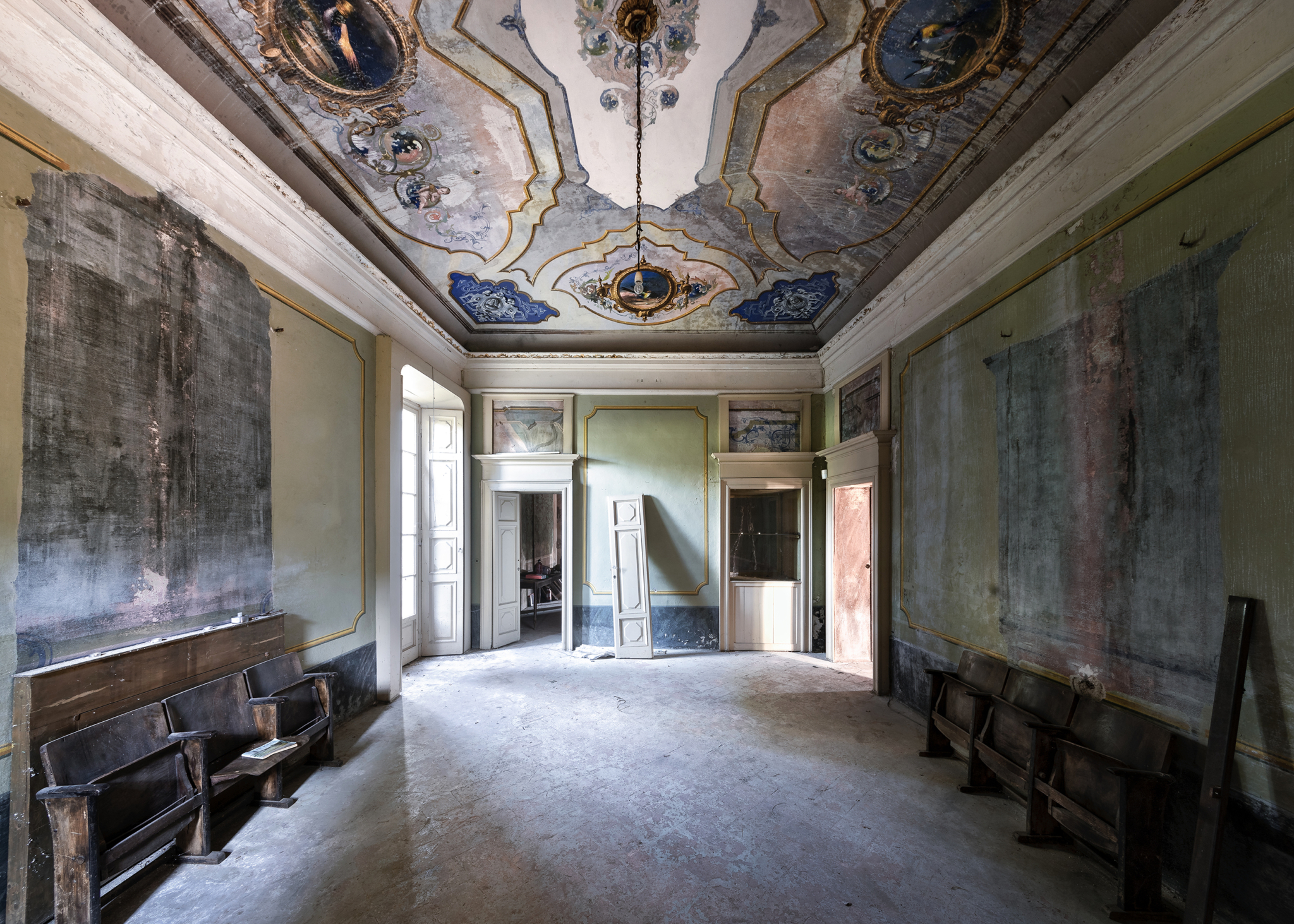 Hollow Shadow - Abandoned villa in Italy