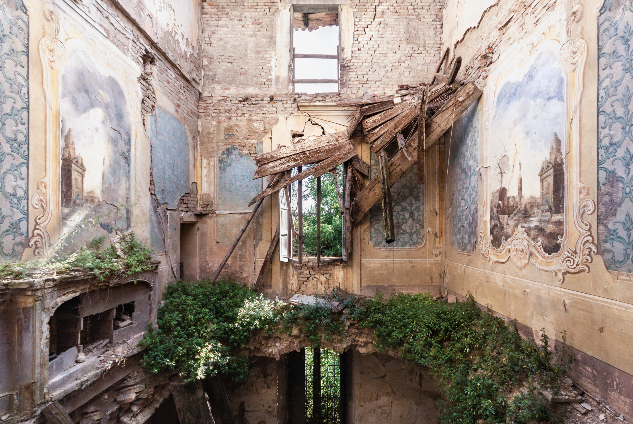 Mirror of Fate - Abandoned villa in ruins with stunning frescoes, Italy